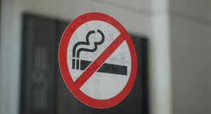 Курение запрещено - знак указатель в помещении